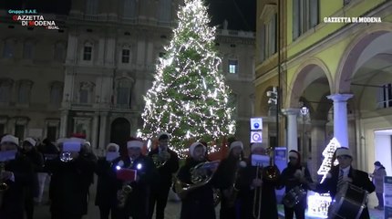 Modena, accesi gli alberi di Natale e le luminarie in centro