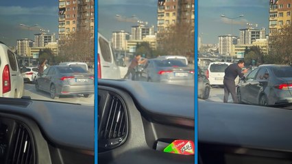 Trafikte yol verme kavgası: Otomobilin camını yumrukladı