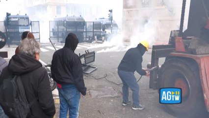 Genova, tensioni al corteo ex Ilva: uova e fumogeni contro le forze dell'ordine, ferito un operaio