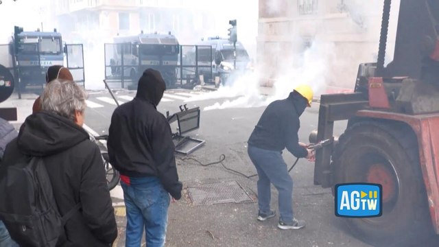 Genova, tensioni al corteo ex Ilva: uova e fumogeni contro le forze dell'ordine, ferito un operaio
