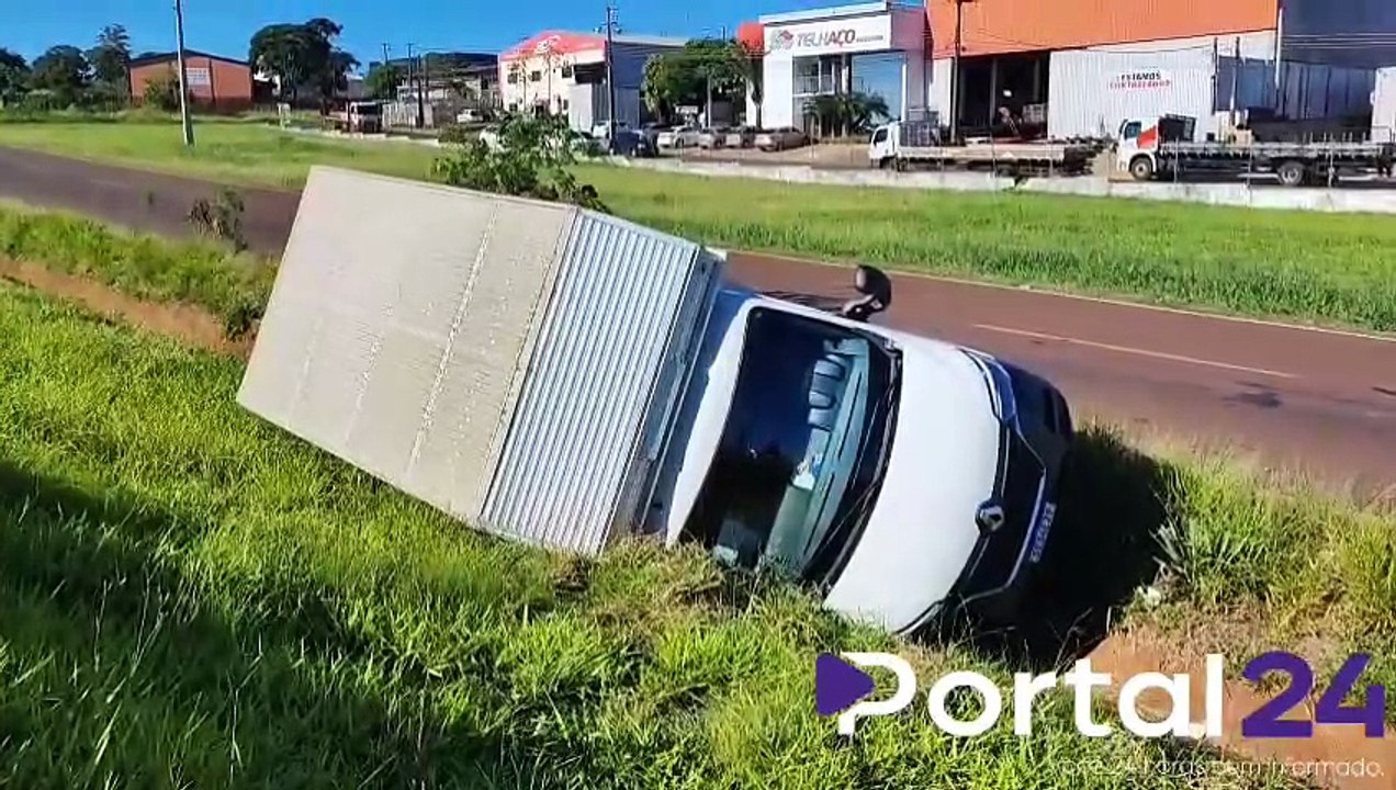 Caminhão tomba na canaleta da rodovia