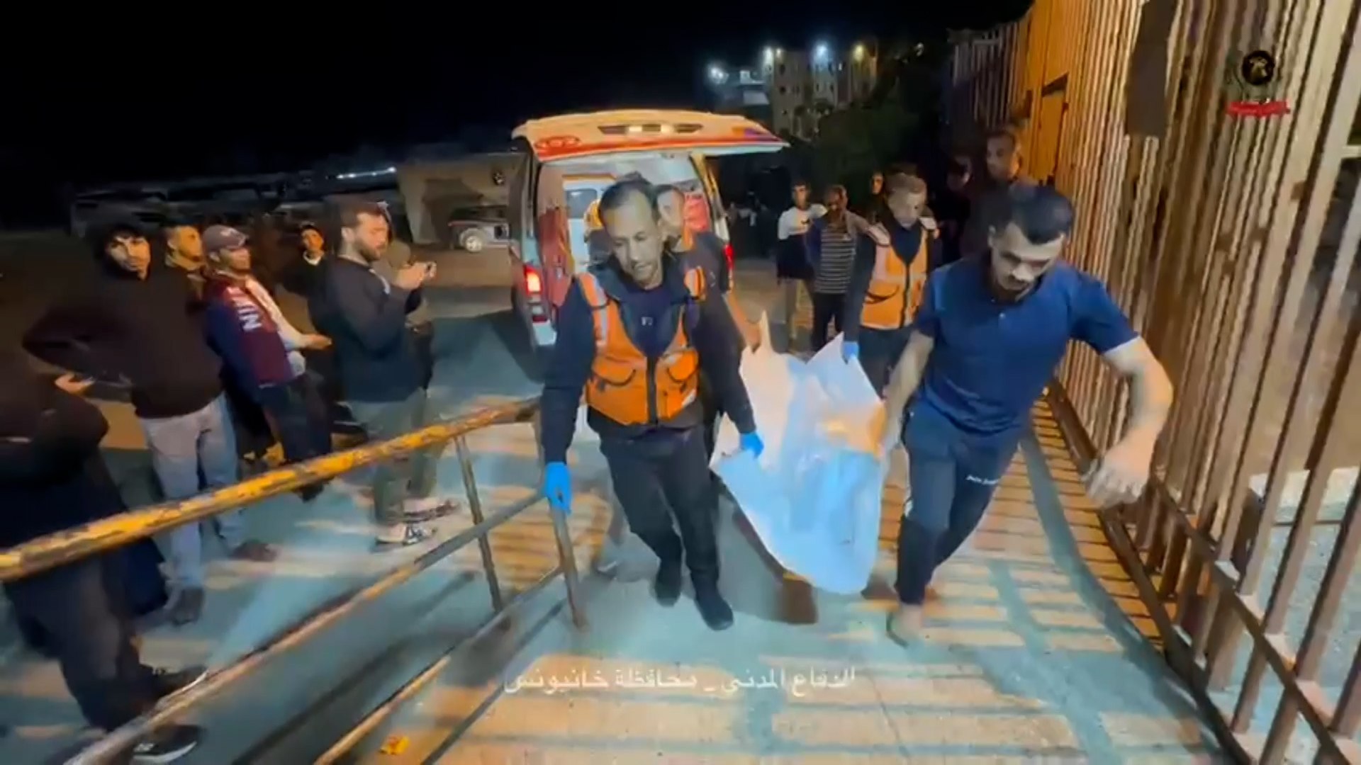 Cinco personas, entre ellas dos ni�os y dos mujeres, murieron en un ataque israel� registrado anoche contra un campamento de desplazados en Jan Yunis, en el sur de Gaza, seg�n confirmaron fuentes del Ministerio de Sanidad de la Franja. El bombardeo tuvo lugar en las cercan�as del hospital de campa�a kuwait�, una zona que en las �ltimas semanas ha acogido a cientos de civiles desplazados por los combates.

El Ej�rcito israel� inform� que la operaci�n fue una represalia tras un ataque previo contra sus tropas en Rafah, en el extremo sur del enclave palestino, donde cinco soldados resultaron heridos. Seg�n las autoridades gazat�es, el impacto del bombardeo provoc� una nueva ola de p�nico entre las familias que buscaban refugio en Jan Yunis, una de las �reas m�s castigadas por la ofensiva militar.

Organizaciones humanitarias alertan de que los campamentos de desplazados se encuentran cada vez m�s saturados, con infraestructuras m�dicas al l�mite y escasez de recursos esenciales. La comunidad internacional ha reiterado su preocupaci�n ante el aumento de v�ctimas civiles y ha pedido protecci�n para los desplazados en zonas supuestamente seguras.

El incidente vuelve a poner el foco sobre la cr�tica situaci�n humanitaria en Gaza, donde los ataques y contraataques contin�an intensificando la crisis.