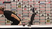 Filipe Luis arrosé par ses joueurs en conférence de presse !
