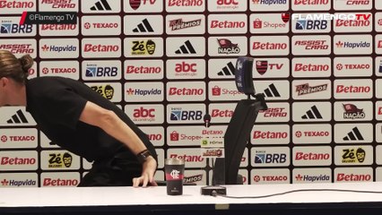 Filipe Luis arrosé par ses joueurs en conférence de presse !