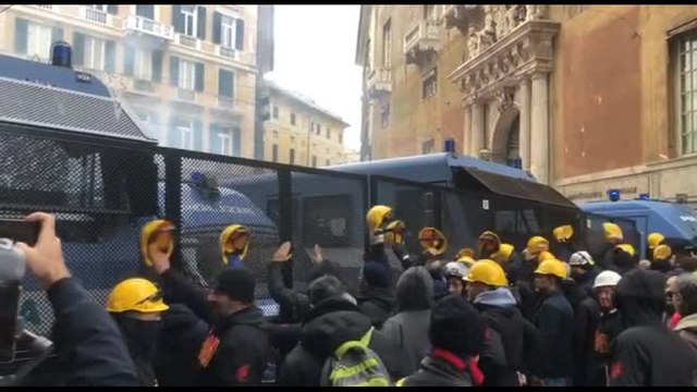 A Genova tensione al corteo lavoratori ex Ilva: polizia usa lacrimogeni