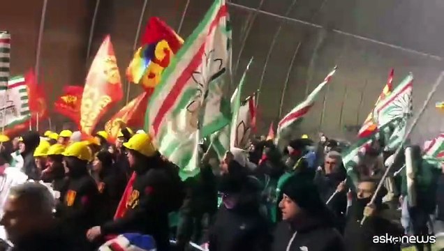 A Genova tensione al corteo lavoratori ex Ilva: polizia usa lacrimogeni