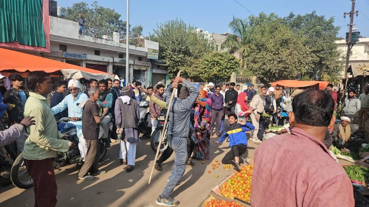 मुरैना सब्जी मंडी में पथराव और चली लाठियां, आधा घंटे तक मची रही भगदड़