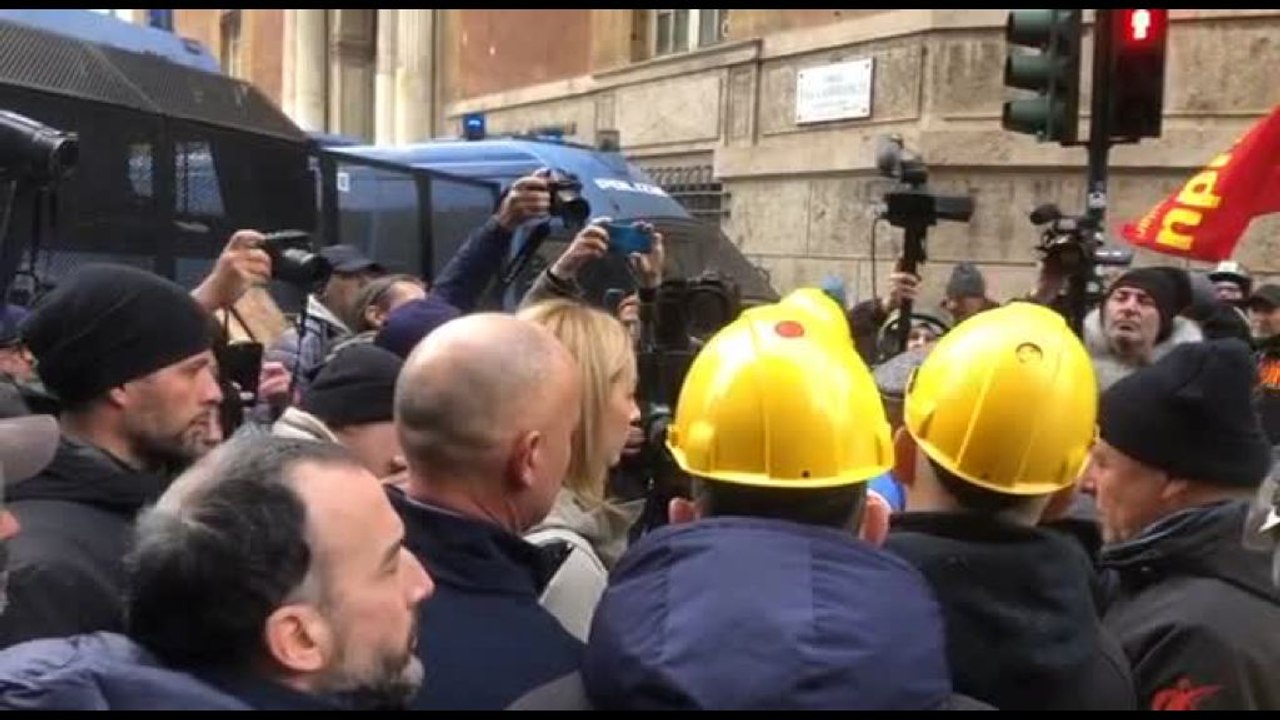 Ex Ilva, la sindaca Salis incontra i metalmeccanici in corteo a Genova