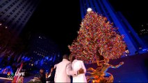 Miles de personas acuden al encendido del árbol de Navidad más famoso del mundo