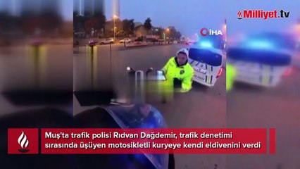 Muş'ta üşüyen kuryeye eldivenini veren polis gönülleri ısıttı