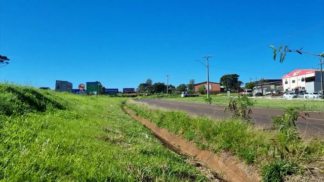 Renault Master sai da pista e tomba às margens da BR-369, em Cascavel