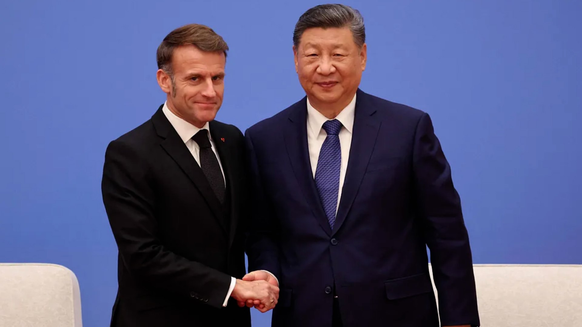 El presidente franc�s, Emmanuel Macron, concluy� su visita a Pek�n instando a su par chino, Xi Jinping, a implicarse en pasos concretos hacia un alto el fuego en Ucrania y advirtiendo que la creciente asimetr�a comercial entre Pek�n y Europa "entra�a riesgos" para la estabilidad mundial. La visita de Estado, la cuarta de Macron a China, se produce en un contexto donde el discurso oficial de la Uni�n Europea se endurece, aunque los l�deres del bloque contin�an viajando a Pek�n para cortejar a Xi Jinping.
