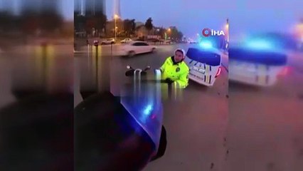 Trafik denetiminde yürek ısıtan davranış: Polis üşüyen kuryeye eldivenini verdi