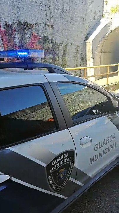 Caminhão entala e causa congestionamento em Florianópolis
