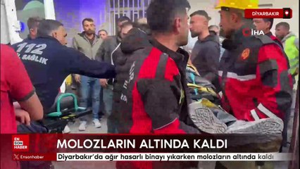 Diyarbakır’da ağır hasarlı binayı yıkarken molozların altında kaldı