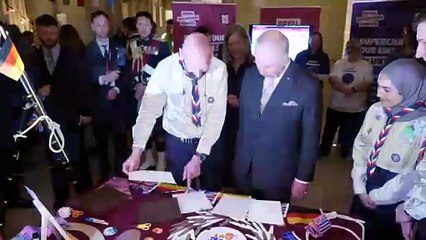King draws around his hand for Scouts during charity event