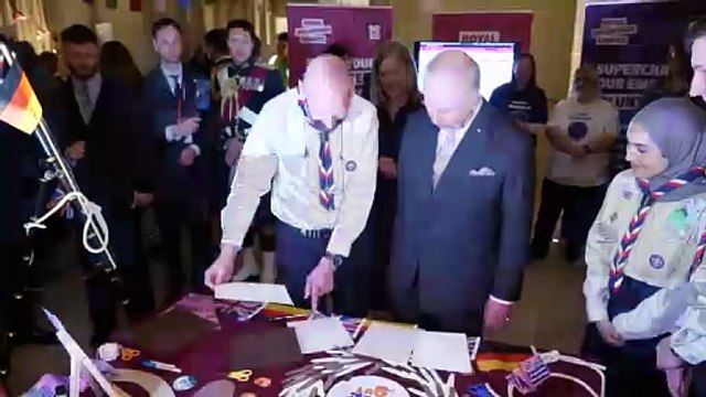 King draws around his hand for Scouts during charity event