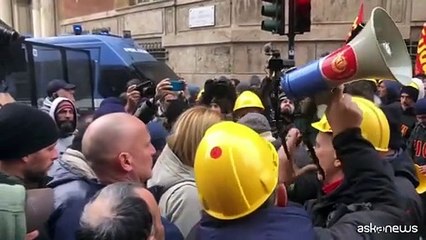 Ex Ilva, la sindaca Salis incontra i metalmeccanici in corteo a Genova