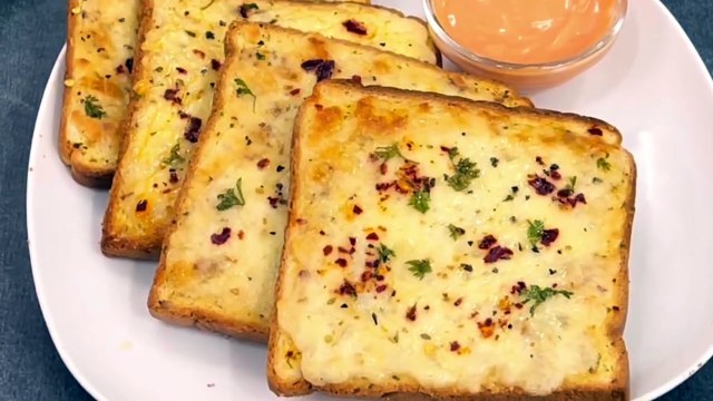 Crispy Cheesy Garlic Bread in 5 minutes｜Restaurant Style｜Instant Garlic Bread Recipe
