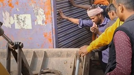 डीएम शशांक शुभंकर ने बुलडोजर से अतिक्रमण हटाने के दिए निर्देश