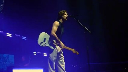 Ulysse chante son titre "Fou" en live