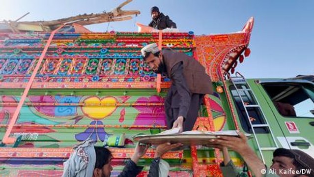 Pakistan: Volunteers step forward to help Afghan refugees