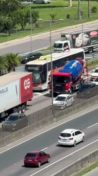 Briga de torcidas organizadas fecha a BR-101 em Itapema