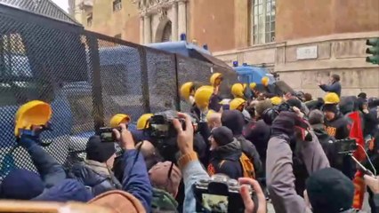 Ex Ilva, scontri a Genova tra manifestanti e forze dell'ordine