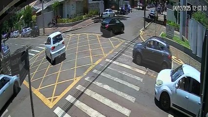 Câmera flagra batida entre Civic e Fox no Centro de Cascavel