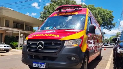 Bombeiros atendem pessoa ferida na Rua Paraná, no Centro de Cascavel