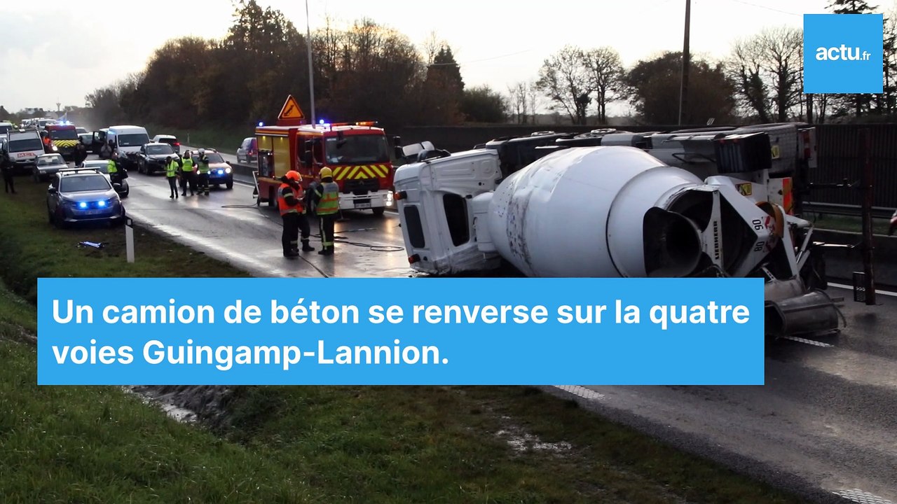Un camion de béton se renverse sur l'axe Guingam-Lannion