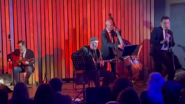«Come Woody Allen», la canzone jazz in onore dei 90 anni del regista