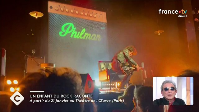 VOICI - C'est une expérience nouvelle pour moi ! : Philippe Manœuvre sur scène pour la première fois, cette anecdote hilarante survenue lors de son spectacle (ZAPTV)