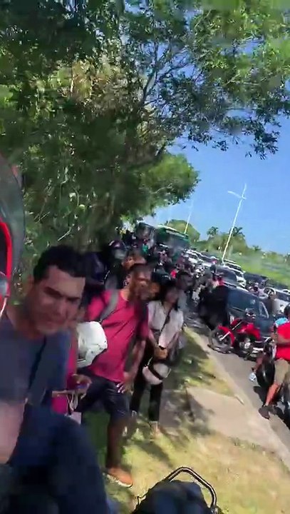 Caminhão quebra e gera confusão entre motoristas em via importante de Salvador; assista