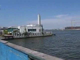 Dans le port d'amsterdam, y'a des marins qui chantent ..