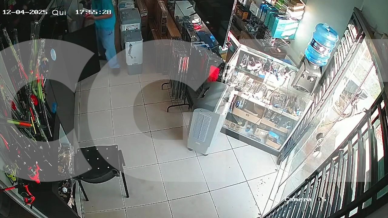 Criminosos armados assaltam loja de eletrônicos em Cascavel; Veja o vídeo