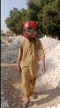 Safety first bhai! 🛑😂 Dekhiye kaise traffic rules follow kiye ja rahe hain market mein. Tag your biker friend jo hamesha helmet bhool jata hai! 👇#FunnyVideo #TrafficRules #HelmetLagaKeChalna #Dosti #ViralReels #Challan