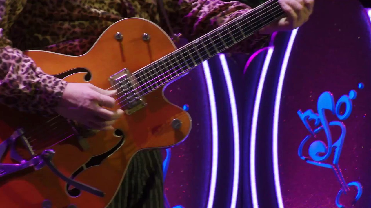 Here Comes Santa Claus (Right Down Santa Claus Lane) [Gene Autry cover] - The Brian Setzer Orchestra (live)