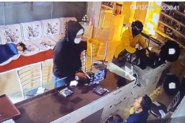 ज्वेलरी दुकान में बंदूक के बल पर लूट