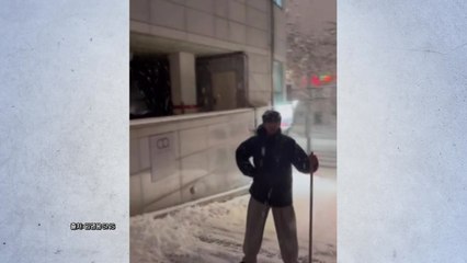 임영웅, 폭설에 삽 들고 "제설도 작전이다" [앵커리포트] / YTN