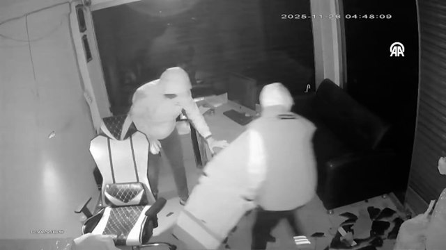 Fatih'te içinde döviz bulunan çelik kasanın çalınması kamerada