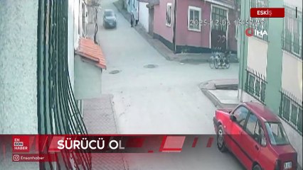 skişehir’de motosiklete çarpan araç hızla kaçtı iki kişi havada takla attı
