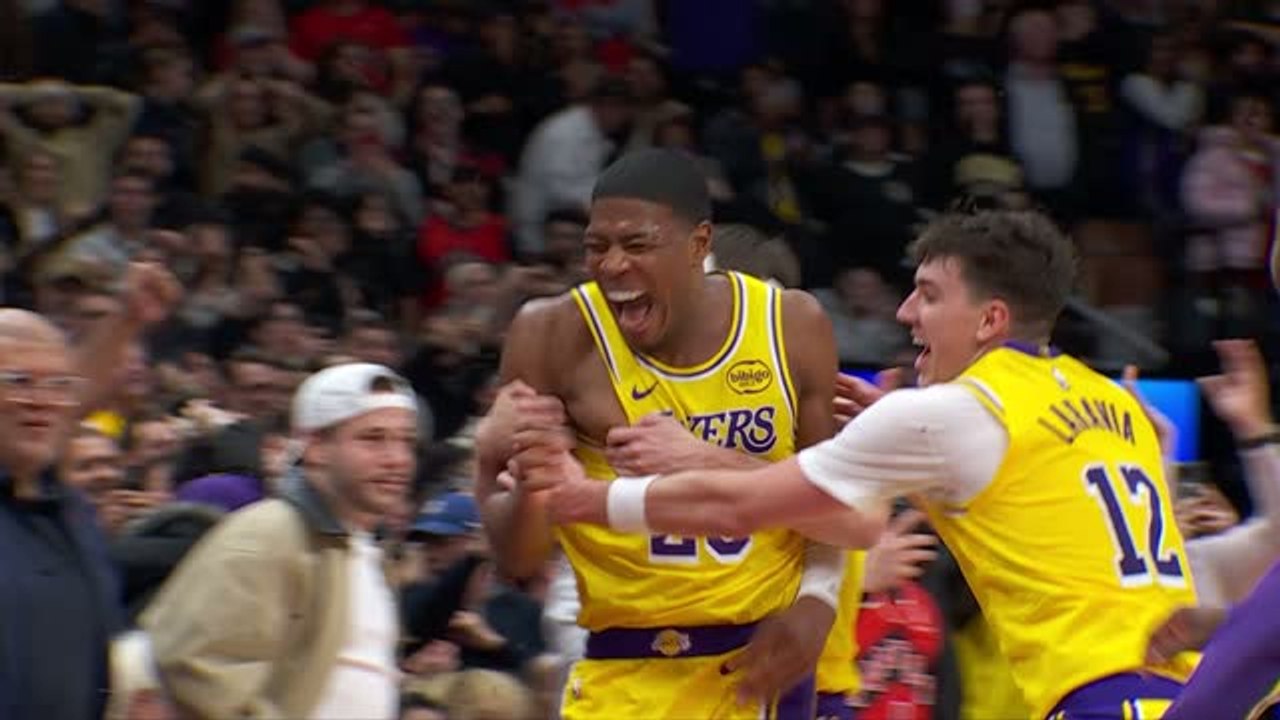 LeBron sacrifices scoring streak to set up Lakers' buzzer-beating winner