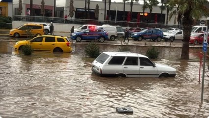 Bodrum'da yollar göle döndü, araçlar mahsur kaldı