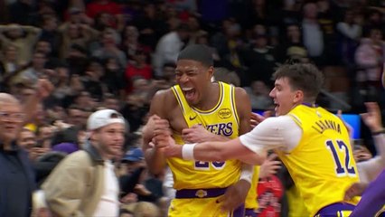 LeBron sacrifices scoring streak to set up Lakers' buzzer-beating winner