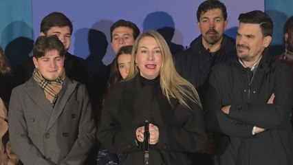 María Guardiola abre la campaña electoral con la pegada de carteles