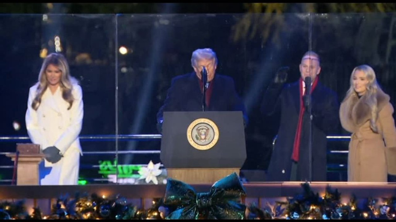 Trump accende l'albero di Natale a Washington: lavoriamo per la pace