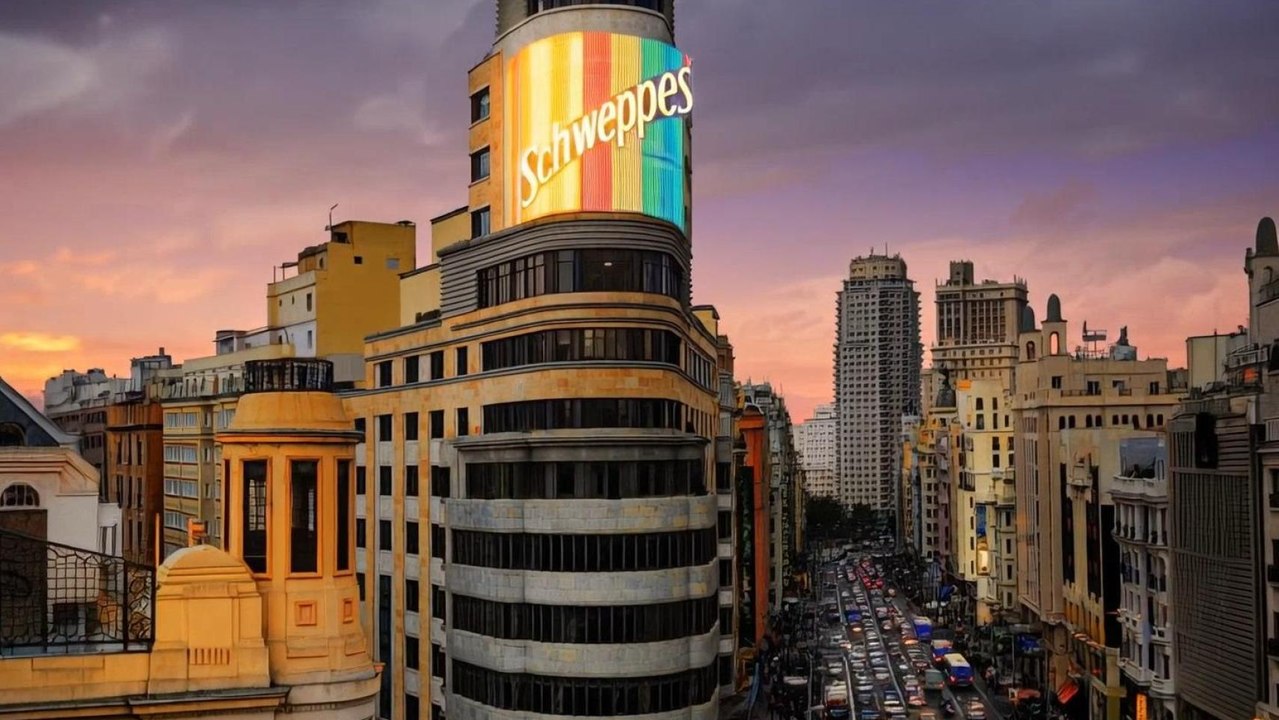 Luminoso de Schweppes en la Gran Vía de Madrid