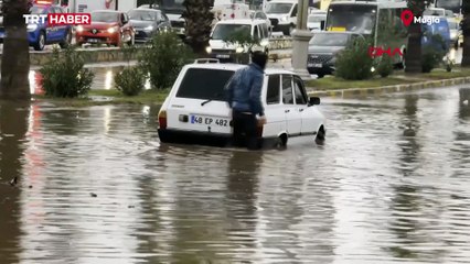 Bodrum'da sağanak: Rögarlar taştı, caddeler göle döndü