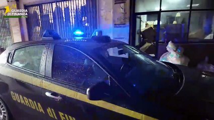 Prato, maxi blitz della Finanza. Sequestrati migliaia di articoli contraffatti